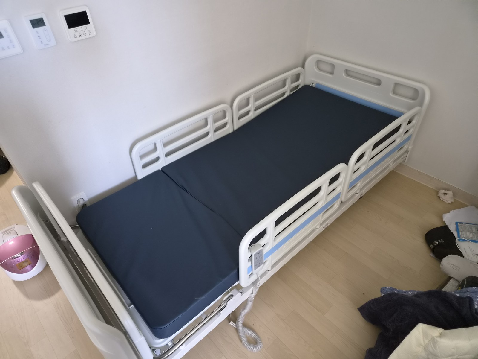 병원침대 흰벽 설치 예시